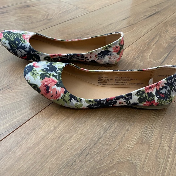Mossimo Print Flats - Picture 2 of 5